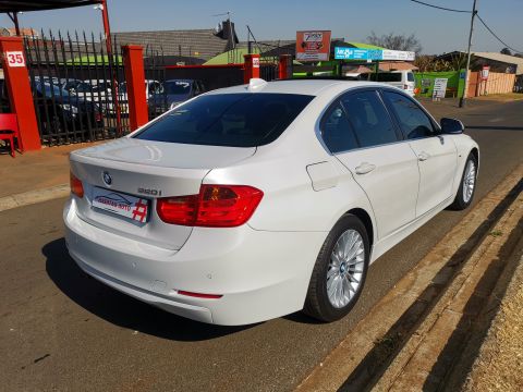 BMW - 320i Luxury Line 