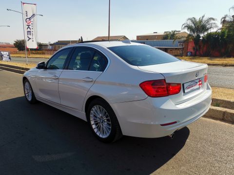 BMW - 320i Luxury Line 