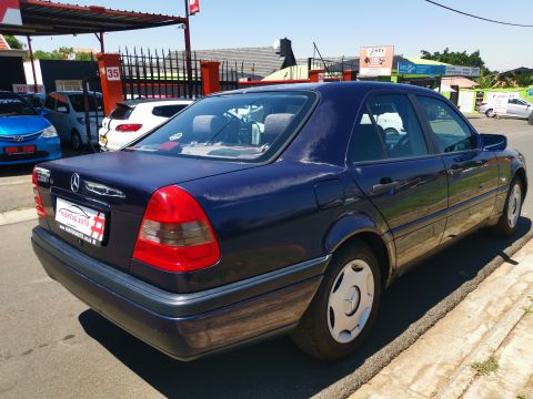 Mercedes-Benz - C200