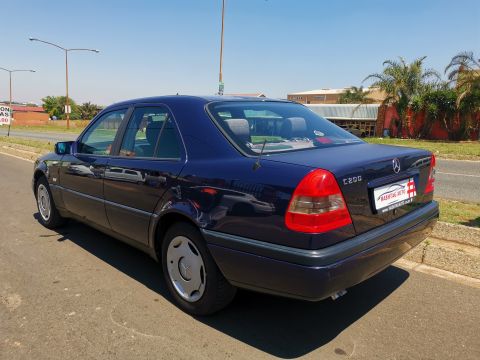 Mercedes-Benz - C200