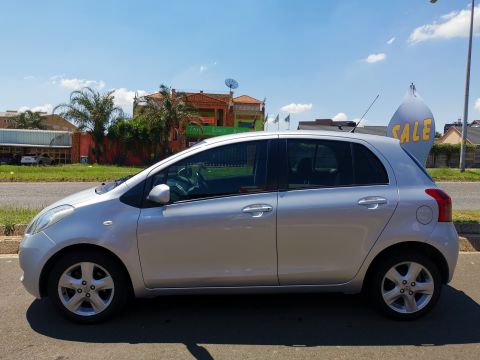 Toyota - Yaris Spirit 1.3VVTi Automatic